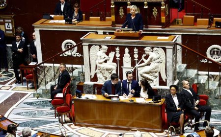 অনাস্থায় ফ্রান্সের প্রধানমন্ত্রী বার্নিয়ে সরকারের পতন