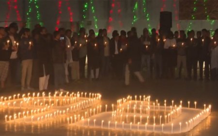 বিজয় দিবসের প্রথম প্রহরে নাগরিক কমিটির মোমবাতি প্রজ্বালন