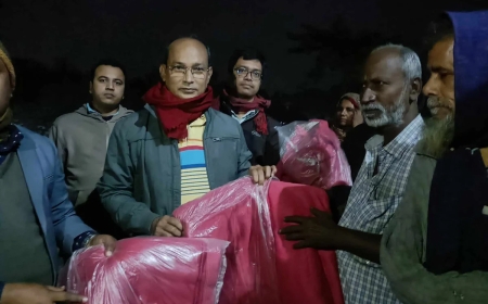 সিরাজগঞ্জে গভীর রাতে ডিসির কম্বল বিতরণ