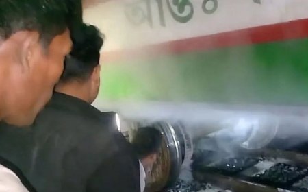লালপুরে চলন্ত ট্রেনের বগিতে আগুন, নেভালেন স্থানীয়রা