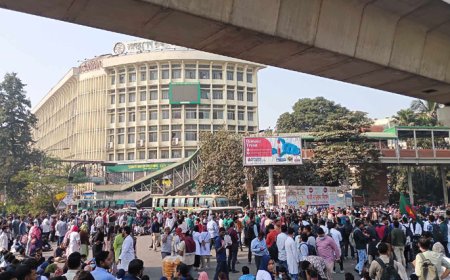 শাহবাগে ট্রেইনি চিকিৎসকদের বিক্ষোভ