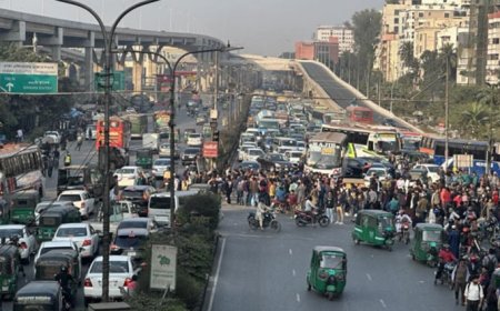 বনানীতে শিক্ষার্থীদের সড়ক অবরোধ, তীব্র যানজট