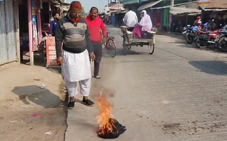 ‘মুজিব কোট’ পুড়িয়ে পদত্যাগ করলেন আ. লীগ নেতা