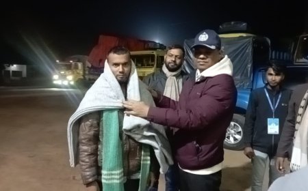 গভীর রাতে কম্বল নিয়ে শীতার্তদের পাশে ঘোড়াঘাট থানা পুলিশ