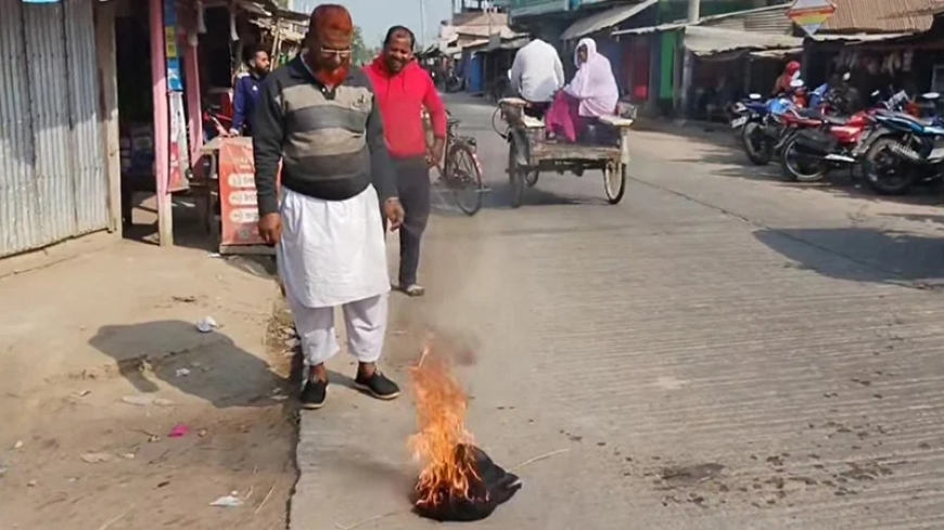 ‘মুজিব কোট’ পুড়িয়ে পদত্যাগ করলেন আ. লীগ নেতা