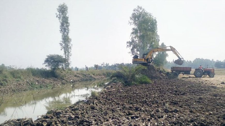 খালের বাঁধ কেটে যুবদল নেতার মাটি বিক্রির ব্যবসা