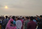 দীর্ঘতম সৈকতে হাজারো মানুষ দেখলো বছরের শেষ সূর্যাস্ত