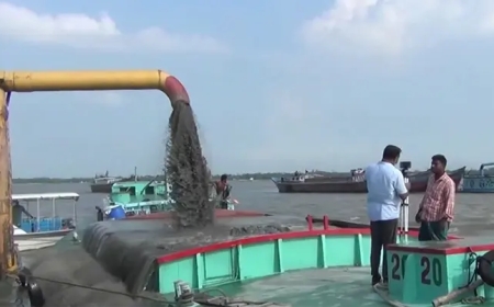 অবৈধভাবে বালু উত্তোলন করছে সংঘবদ্ধ চক্র, হুমকিতে পদ্মা নদীর তীর রক্ষা বাঁধ