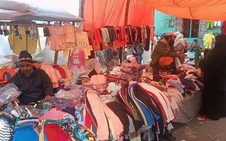 রাজাপুরে শীতের তীব্রতা বাড়লেও শীতকাপড়ের বাজারে নেই ক্রেতা