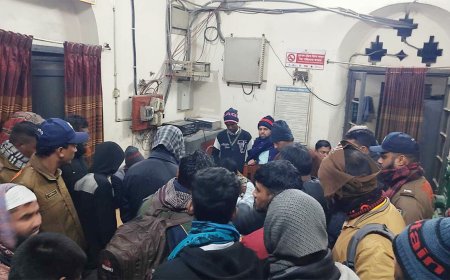 নাটোরে যাত্রী রেখেই চলে গেল ট্রেন, অবরুদ্ধ স্টেশন মাস্টার