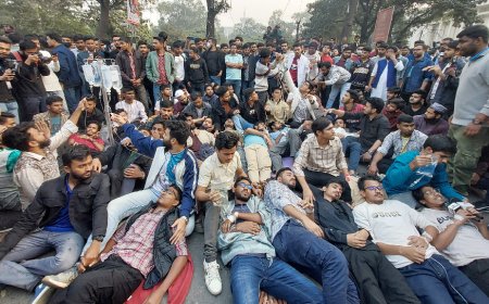 তিন দফা দাবিতে সচিবালয়ের সামনে অনশনে জবি শিক্ষার্থীরা