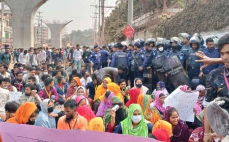 আশুলিয়ায় পাওনা পরিশোধের দাবিতে শ্রমিকদের সড়ক অবরোধ