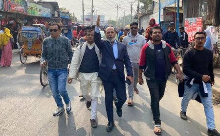 যশোর আদালত চত্বরে আওয়ামী লীগ নেতা-কর্মীদের ঝটিকা মিছিল