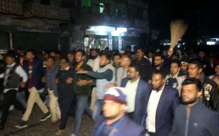 রাজাপুরে নাসিম আকনের পদ স্থগিতের প্রতিবাদে ঝাড়ু মিছিল