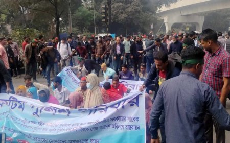 পুনর্বহালের দাবিতে চাকরিচ্যুত পুলিশ সদস্যদের সড়ক অবরোধ