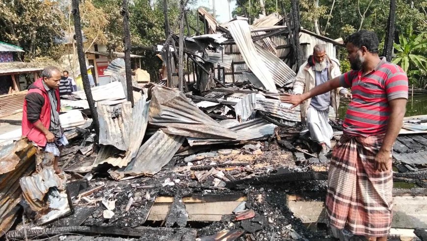 আমতলীতে ১৫ টি ব্যবসা প্রতিষ্ঠান আগুনে পুড়ে ছাই, ৫০ লাখ টাকার ক্ষয়ক্ষতি