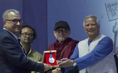 বাংলা একাডেমি পুরস্কার তুলে দিলেন প্রধান উপদেষ্টা
