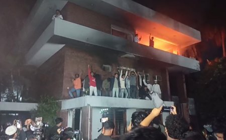 ধানমন্ডি-৩২ নম্বরের বাড়িতে বিক্ষুব্ধ ছাত্র-জনতার ভাঙচুর-আগুন