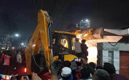 বুলডোজার দিয়ে গুঁড়িয়ে দেয়া হলো খুলনার ‘শেখবাড়ি’ ভবন