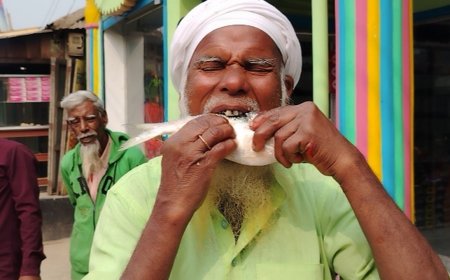 কাঁচা মাছ মাংস খেয়ে ভাইরাল গাইবান্ধার আব্দুল আজিজ