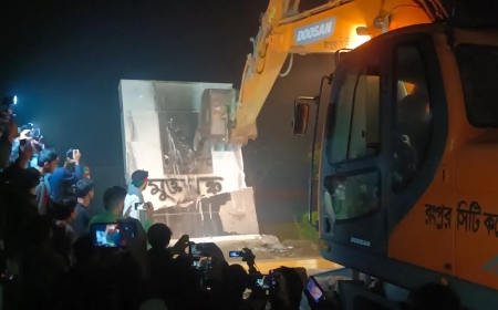 আবু সাঈদের ক্যাম্পাসে গুড়িয়ে দেওয়া হল বঙ্গবন্ধুর ম্যুরাল