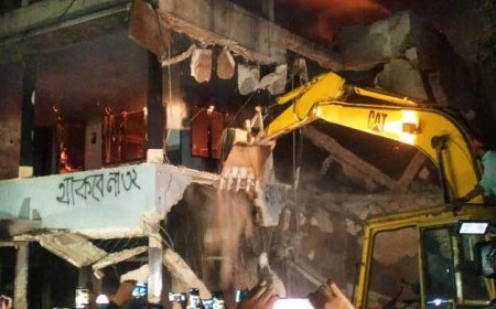 বুলডোজার দিয়ে ভাঙা হচ্ছে ৩২ নম্বর শেখ মুজিবের বাড়ি