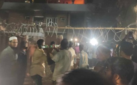 ৩২ নম্বরে ছাত্র-জনতার বাধা পেয়ে ফিরে এসেছে ফায়ার সার্ভিসের গাড়ি