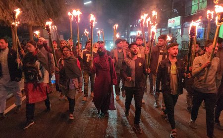 রাজবাড়ীতে শেখ হাসিনার বিচার দাবিতে শিক্ষার্থীদের মশাল মিছিল