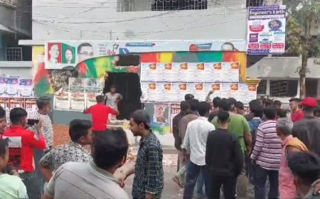 আমুর বাসভবনে উত্তেজিত ছাত্রজনতার ব্যাপক ভাঙচুর