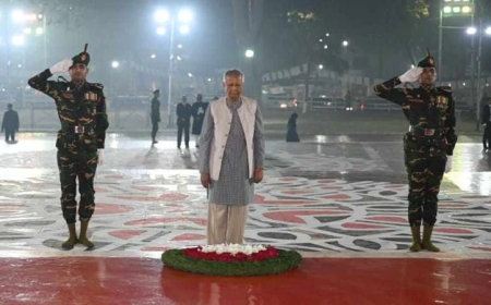 একুশের প্রথম প্রহরে ভাষা শহিদদের প্রতি শ্রদ্ধা জানালেন প্রধান উপদেষ্টা