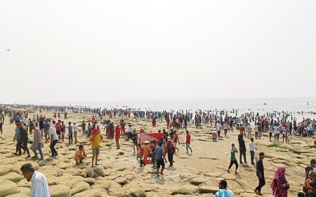 পর্যটকদের পদচারণায় মুখরিত কুয়াকাটা সমুদ্র সৈকত