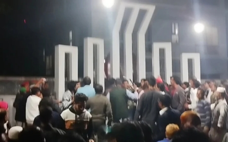 শহিদ মিনারে ফুল দেয়াকে কেন্দ্র করে বিএনপির দু’পক্ষের সংঘর্ষ, আহত ২