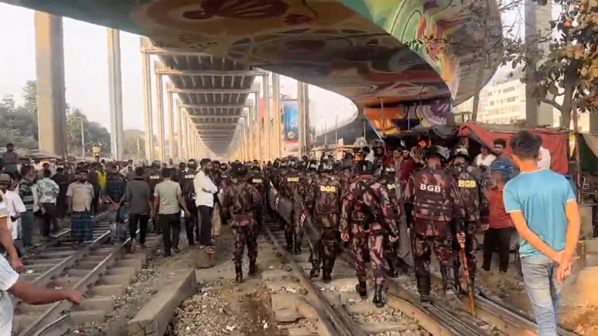 ৪ প্লাটুন বিজিবি মোতায়েন, তিতুমীর কলেজের শিক্ষার্থীদের ঘিরে রেখেছে পুলিশ