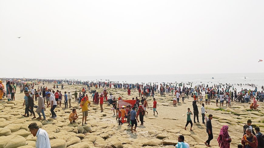 পর্যটকদের পদচারণায় মুখরিত কুয়াকাটা সমুদ্র সৈকত