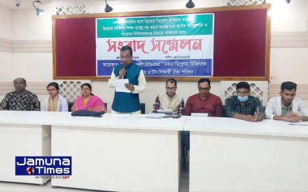 চার দফা দাবিতে ঝালকাঠিতে ডিপ্লোমা চিকিৎসকদের সংবাদ সম্মেলন