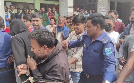 ছাত্রীকে ধর্ষণ, আদালতে তোলার সময় সেই শিক্ষককে গণপিটুনি