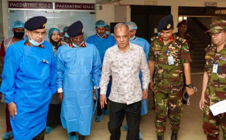 মাগুরায় ধর্ষণের শিকার শিশুটিকে দেখতে সিএমএইচে স্বরাষ্ট্র উপদেষ্টা