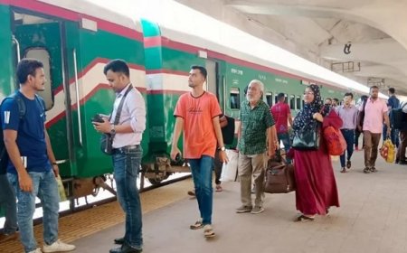 ঈদ উপলক্ষ্যে রাজধানী ছাড়ছেন মানুষ