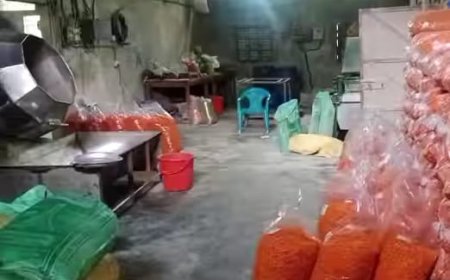 উখিয়াতে ভেজাল ও নিম্নমানের সয়াবিন তেল ব্যবহার করে চানাচুর তৈরির কারখানা