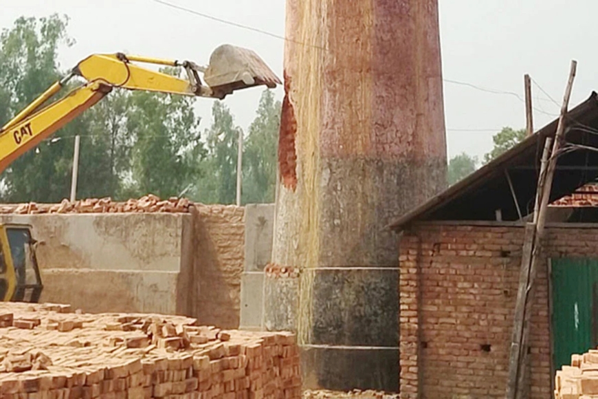 সিরাজগঞ্জে গুঁড়িয়ে দেওয়া হলো অবৈধ ইটভাটা