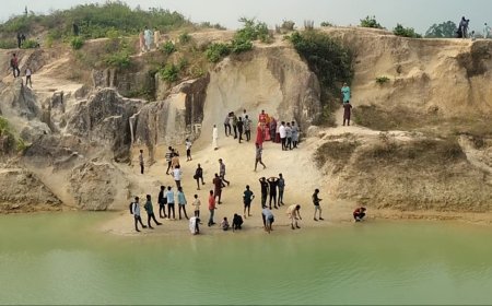 ছুটিতে দুর্গাপুরের সাদা মাটির পাহাড়ে পর্যটকদের উপচে পড়া ভিড়
