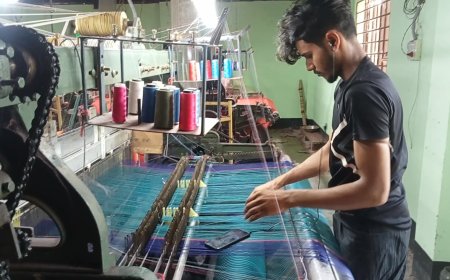 আধুনিকতার ছোঁয়ায় ফিরেছে ঝালকাঠির গামছার ঐতিহ্য