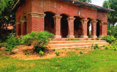 বদলগাছীতে বিলুপ্তির পথে পুখুরিয়া জমিদার বাড়ির গোপাল মন্দির