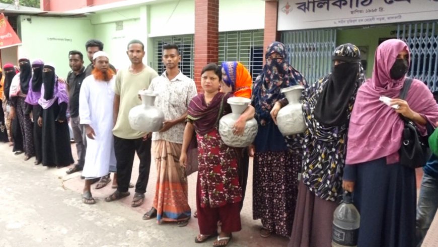 ঝালকাঠিতে খাবার পানি সংকট, বালতি-কলস হাতে বিক্ষোভ