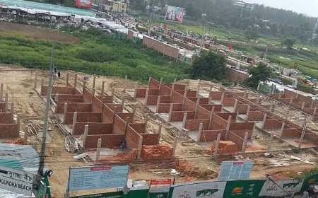 কক্সবাজার সুগন্ধা পয়েন্টে জায়গা দখল করে চলছে দোকান নির্মাণের কাজ