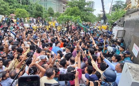 নির্বাচন কমিশনের সামনে এনসিপির নেতাকর্মীরা, স্থানীয় সরকার নির্বাচনের দাবি