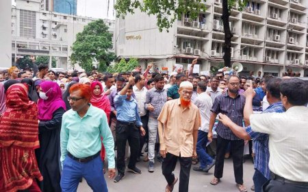 সচিবালয়ের প্রধান ফটক খুলে দিয়ে দপ্তরে ফিরলেন অধিকাংশ কর্মচারী