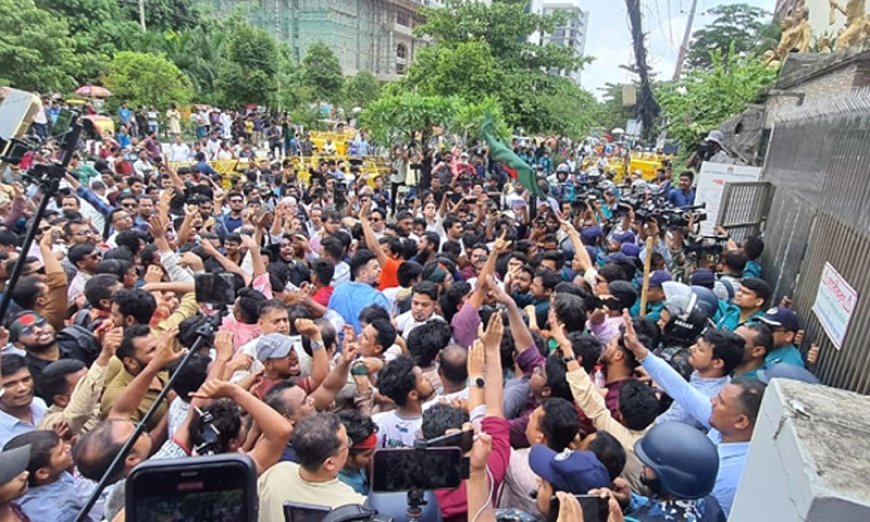 নির্বাচন কমিশনের সামনে এনসিপির নেতাকর্মীরা, স্থানীয় সরকার নির্বাচনের দাবি