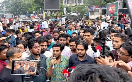 গোপালগঞ্জে হামলার প্রতিবাদে শাহবাগে ব্লকেড