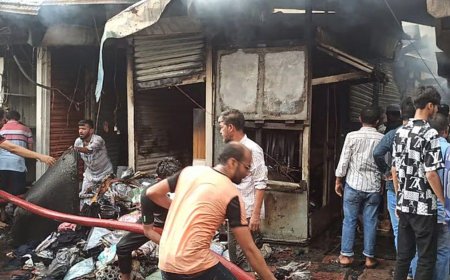 নারায়ণগঞ্জে হকার্স মার্কেটে আগুন, ৩০ দোকান পুড়ে ছাই